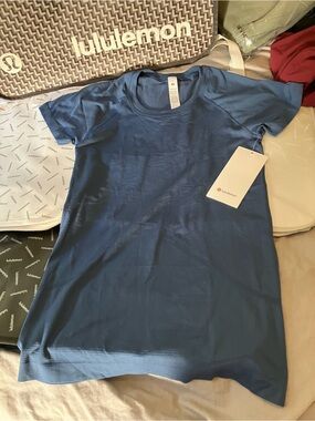 NWT Lululemon Swiftly Tech Short Sleeve 2.0, Sz 6, BLUE TWILL